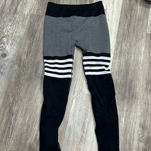 Work out leggings with scrunch butt n stripes